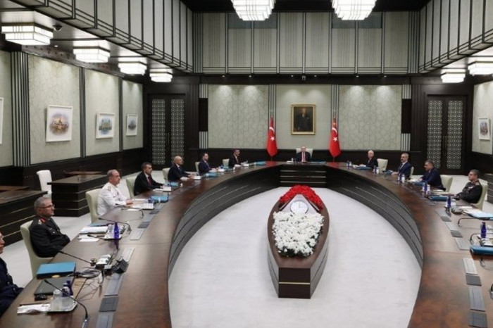 TSK'nın komuta kademesi yeniden şekillendi, YAŞ'ta 530 albayın görev süresi uzatıldı, 61 general ve amiral emekliye sevk edildi