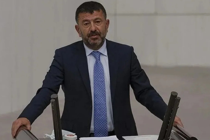 İzmir Büyükşehir Belediyesi'ne yönelik yürütülen soruşturmada Yeni Partili Veli Ağbaba'nın ağabeyi Hür Ağbaba gözaltına alındı