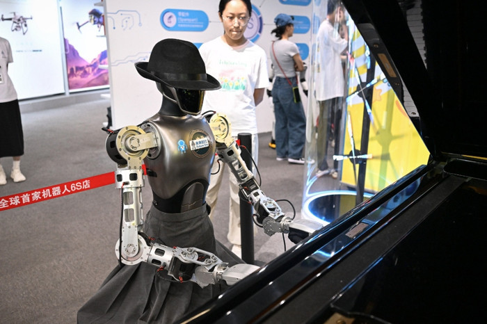Çin'de dünyanın ilk robot 6S merkezi açıldı, satıştan kiralamaya tüm hizmetler tek çatı altında