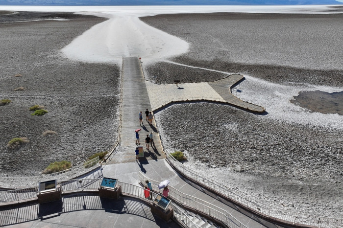 Ölüm Vadisi'nde 56,7 derecelik kavurucu sıcağa rağmen turist akını
