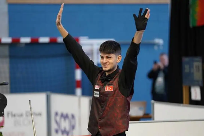 Milli bilardocu Seymen Özbaş, 21 Yaş Altı Gençler 3 Bant Bilardo Avrupa Şampiyonası'nda altın madalya kazandı
