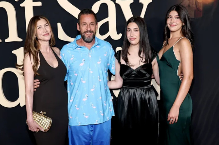 Sandler ailesi Sunny’nin galasında