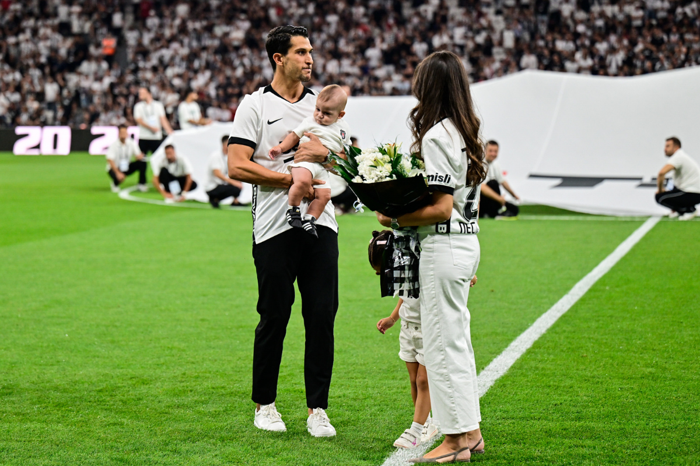 Kariyeri boyunca sadece Beşiktaş forması giyen Necip Uysal, taraftarına ve futbola veda etti