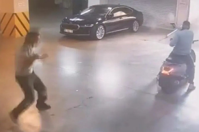 Çiğli Belediye Başkanı Yıldız'ın park halindeki makam aracına ateş açıldı