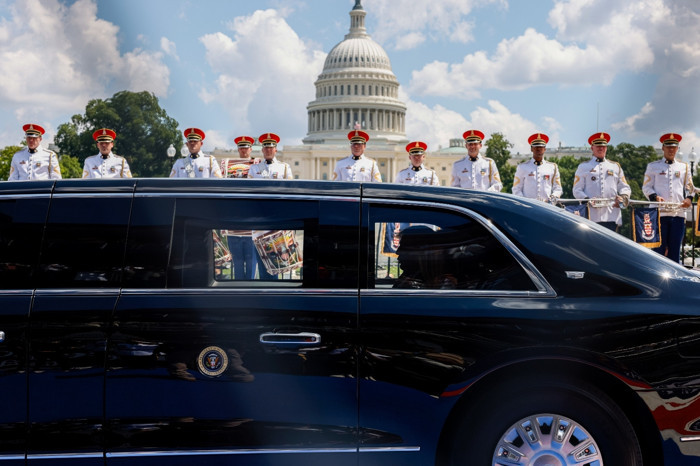 ABD Başkanı Donald Trump, 10 tonluk canavarı ile IndyCar yarışları öncesinde pistte tur attı