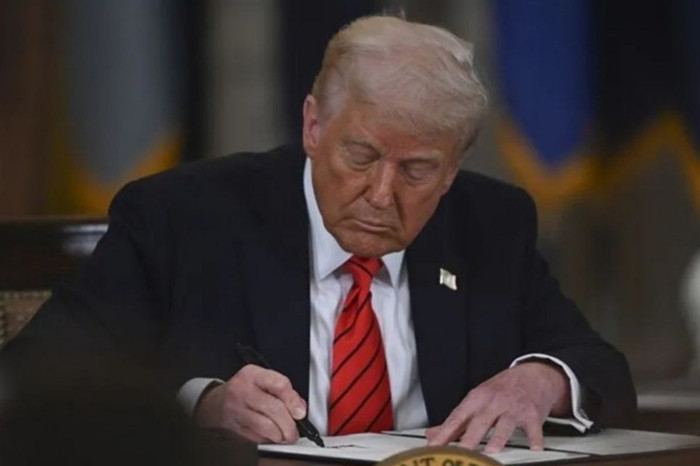Trump, Kanada sınırındaki Ontario Gölü'nün adını "Amerika Gölü" olarak değiştiren kararnameyi imzaladı
