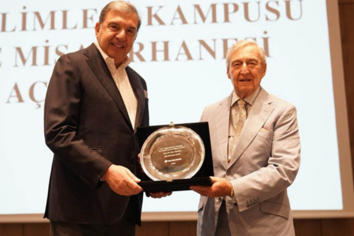 Rahmi Koç'tan Sinan Dereli'ye teşekkür plaketi