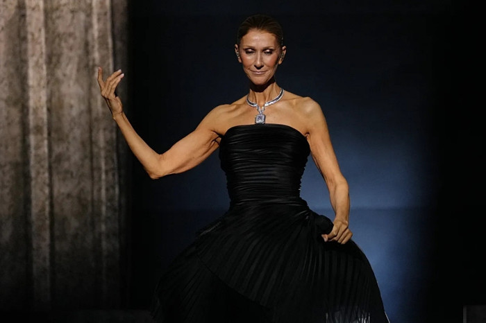 Celine Dion altı yıl sonra sahneye döndü Paris konser serisini başlattı