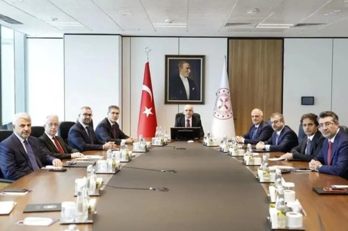 Hazine ve Maliye Bakanı Mehmet Şimşek başkanlığında toplanan Finansal İstikrar Komitesi'nden süratli tedbirler kararı çıktı