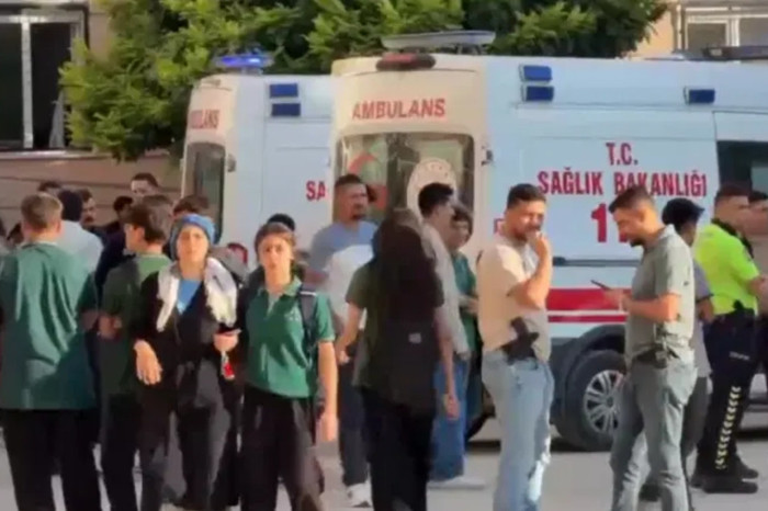Manisa'nın Turgutlu ilçesinde lise önünde silahlı saldırı 4 öğrencinin yaralandığı bildirildi