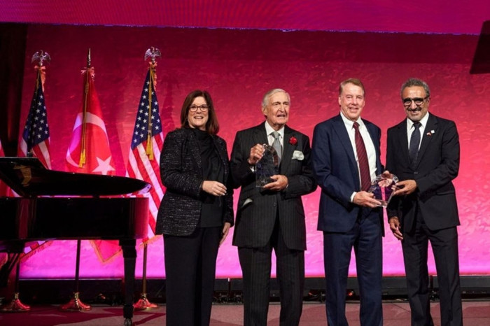 Koç Holding Şeref Başkanı Rahmi Mustafa Koç ve Ford ailesinden Bill Ford, ABD'de 100 yıllık dostluk galasında onur ödülüne lâyık görüldü