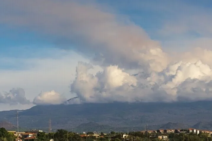 Etna Yanardağı kilometrelerce kül püskürttü, alarm 'en yüksek' seviyeye çıkartıldı
