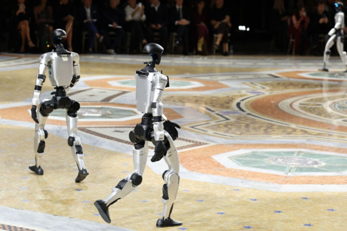 Robotlar podyumda