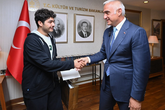 Orman işçisi ailenin oğlu Türkiye 636’ncısı oldu Bakan Ersoy’la buluştu