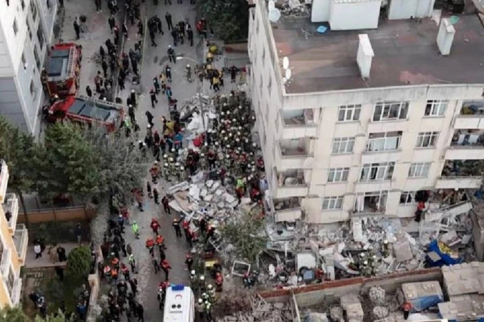 Maltepe'de kısmen çöken binanın hak sahipleriyle değerlendirme toplantısı