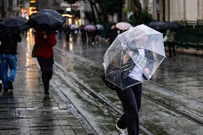 İstanbul'da yarın okullar tatil edildi, motosikletlerin trafiğe çıkması yasaklandı
