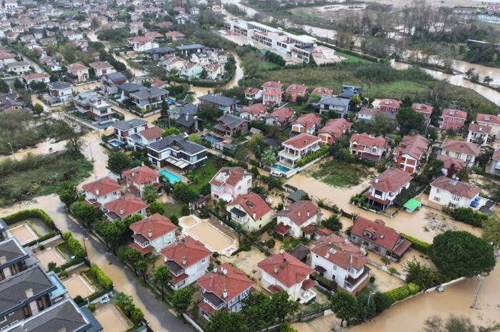İstanbul'da sel nedeniyle ölü sayısı 3'e yükseldi, Bakan Gürlek soruşturma başlatıldığını açıkladı