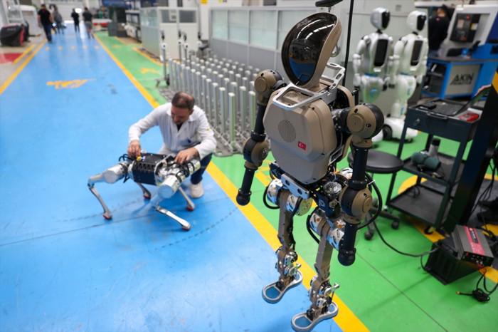 Konyalı insansı robot AKINCI-5 üretim aşamasında
