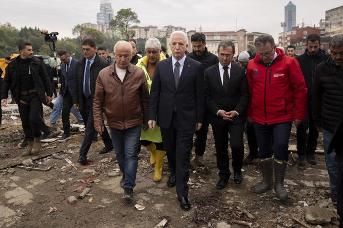 İstanbul Valisi Davut Gül'den 'Sel felaketinde 3 bin ev ve iş yeri ciddi zarar gördü' açıklaması
