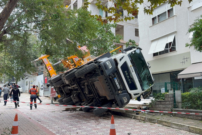 Kadıköy'de yan yatan vinç binaya ve 2 araca çarptı