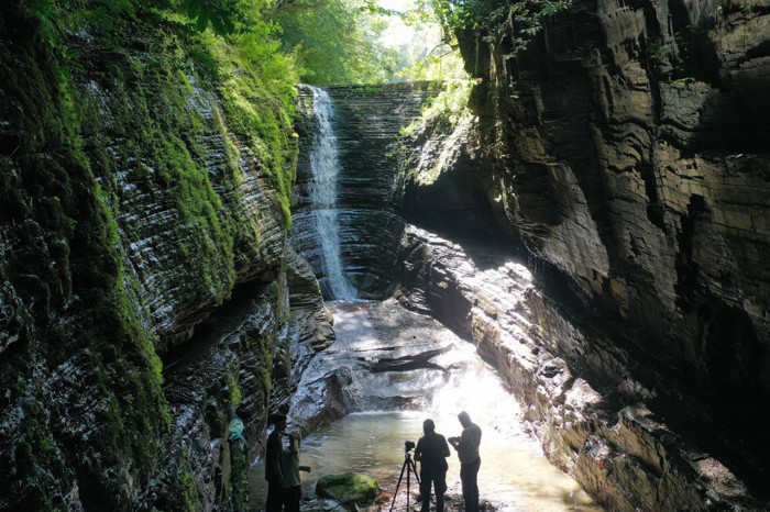 Kirazlı Çayı'nın geçtiği kanyon şelaleleriyle dikkat çekiyor