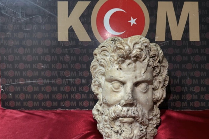 İzmir’de Roma dönemine ait yaklaşık 2 bin yıllık Zeus heykel başı ele geçirildi, 3 kişi gözaltına alındı