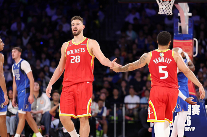 Alperen Şengün, NBA'de sezona 'double-double' ile başladı