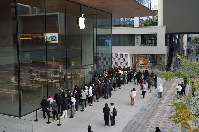 Apple'ın yeni telefonu Çin'de satışa çıktı, Pekin'de iPhone Duo kuyruğu