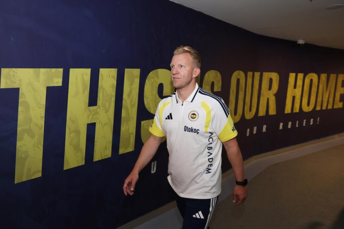 Fenerbahçe'de yardımcı antrenör Dirk Kuyt geçici olarak teknik sorumlu oldu