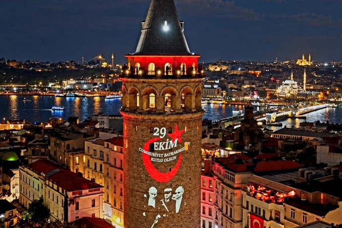 Galata Kulesi, Cumhuriyet'in 103'üncü yıl dönümünde Atatürk'ün fotoğraflarıyla aydınlatıldı
