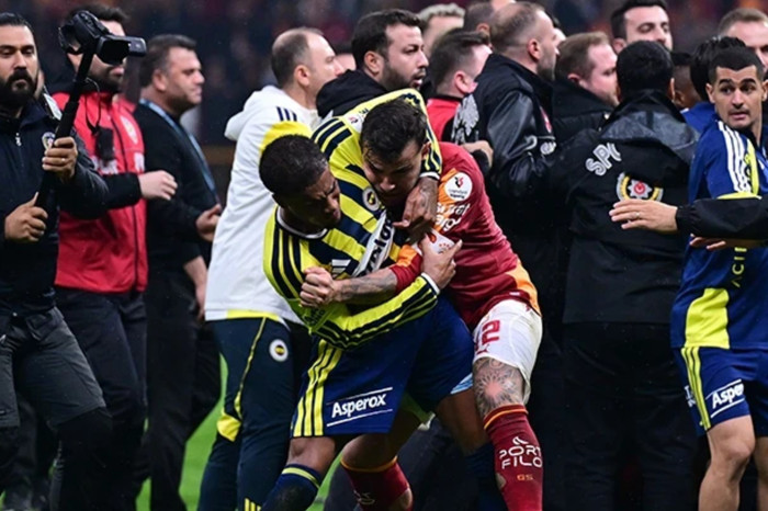 Profesyonel Futbol Disiplin Kurulu Abdülkerim Bardakçı ve Archie Brown'a derbi cezalarını kesti