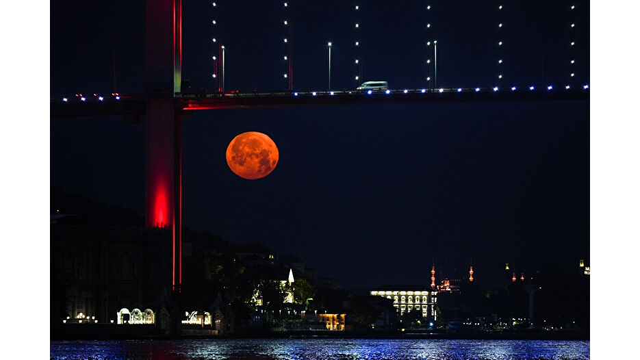 İstanbul Boğazı'nda eşsiz dolunay gecesi