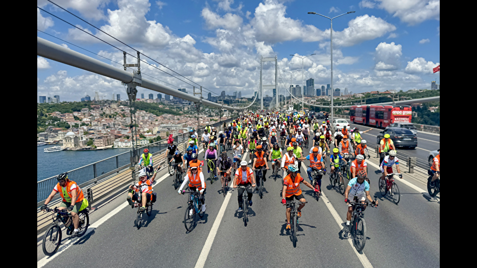 Binlerce bisikletli Avrupa'dan Asya'ya pedalladı