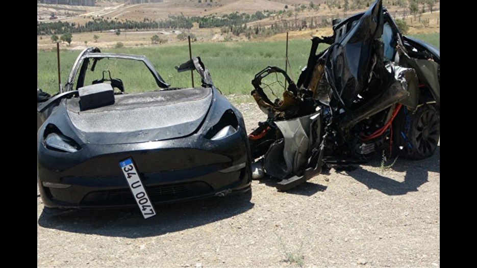 Aydınlatma direğine çarpan Tesla ikiye bölündü