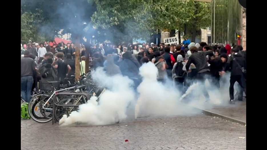 Paris'te bedava menüye hücum arbedesi