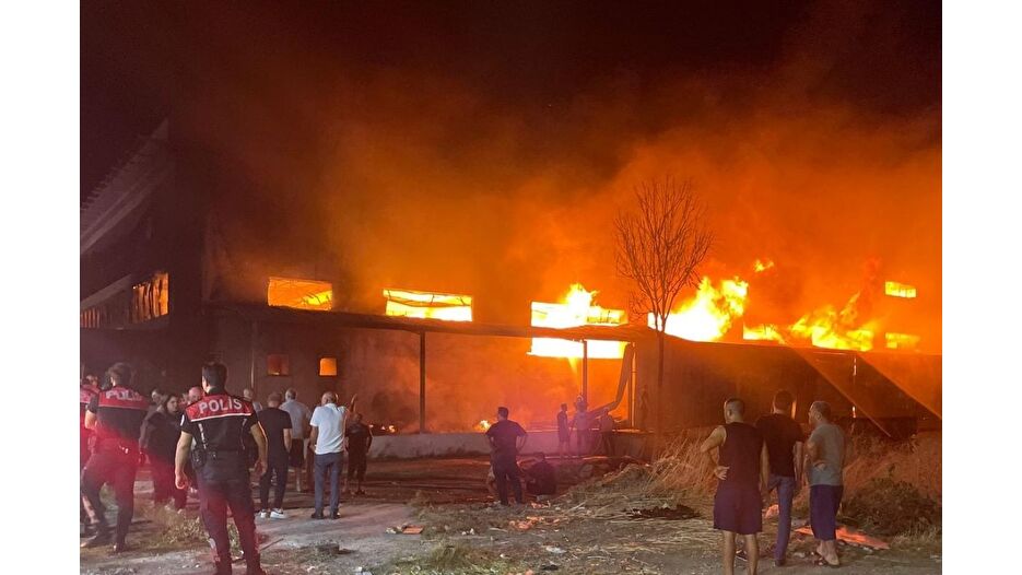 İzmir'de mobilya fabrikasında yangın çıktı