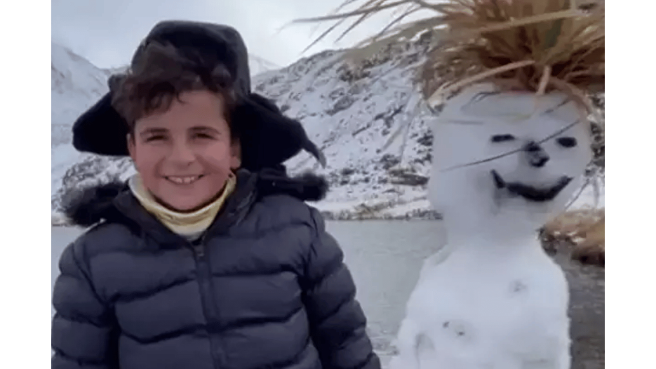 Kar yağışı etkili oldu, ilk kardan adamı yaptılar