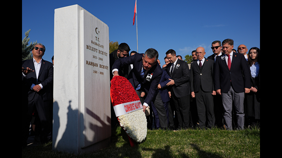 Özel'den Ecevit'in kabrine ziyaret