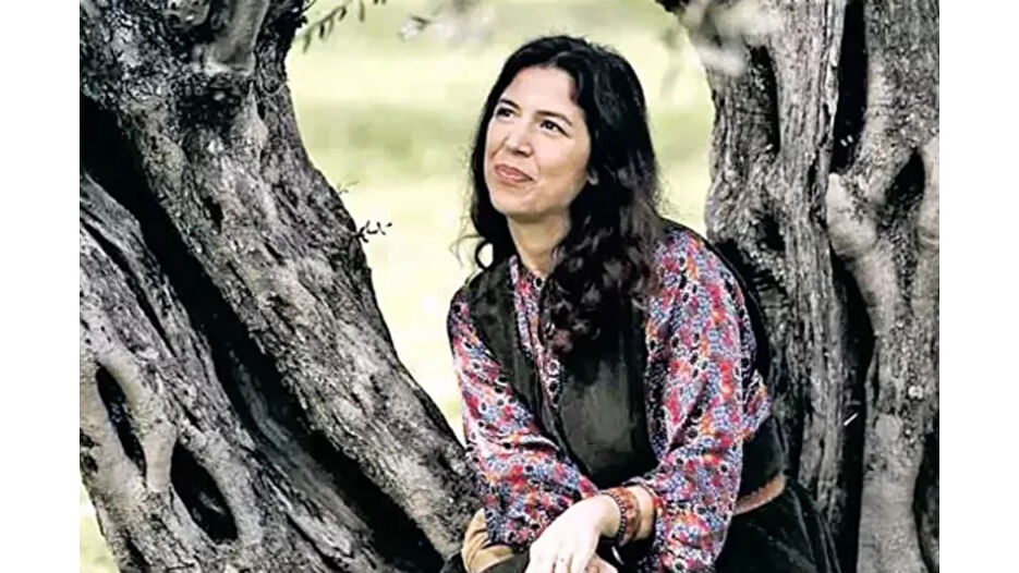 Eşiyle zeytinde işbirliğine gitti 