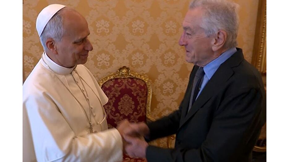 Papa'dan ünlü aktör De Niro'ya tespih hediyesi