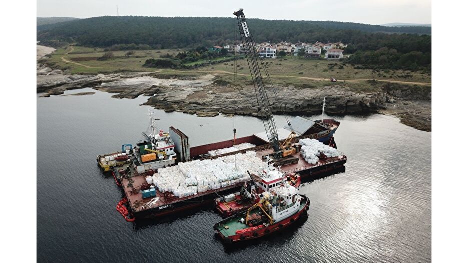 Karaya oturan gemideki yükün tahliyesine başlandı