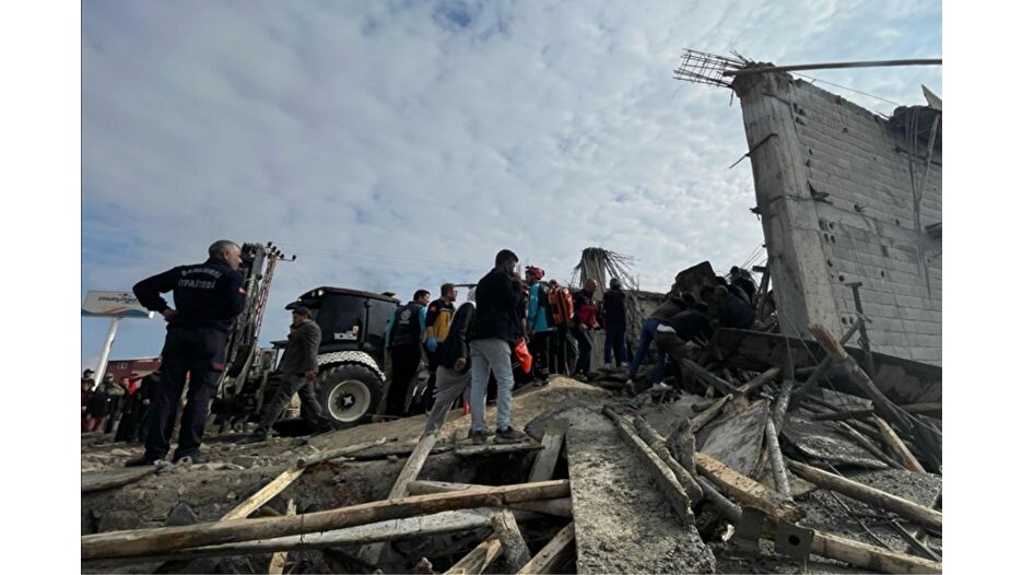 Tek katlı inşaat çöktü, 2 işçi öldü