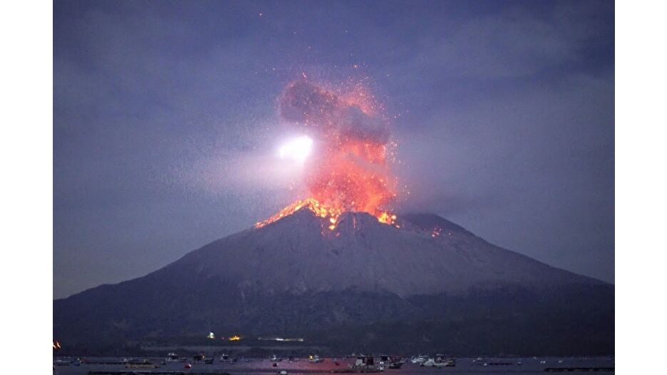 Japonya'da yanardağ patladı
