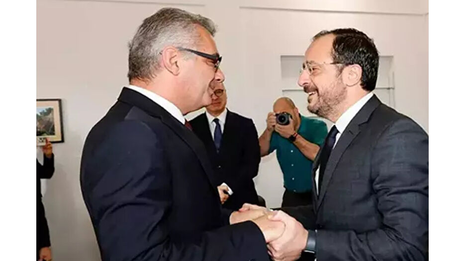 Kıbrıs'ta iki cumhurbaşkanı ara bölgede 1,5 saat görüştü