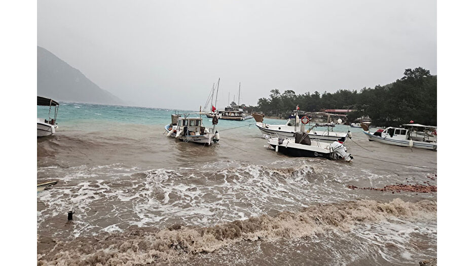 Şiddetli yağış Bodrum’da hayatı felç etti