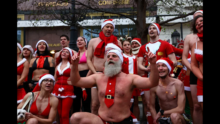 Yarı çıplak Noel Babalar Budapeşte sokaklarında koştu