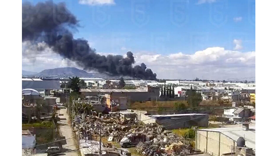 Meksika’da 10 kişiyi taşıyan uçak mahalleye düştü