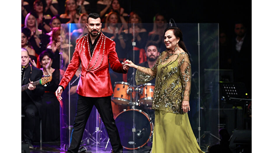 Türkan Şoray İyilik Korosu ile sahnede