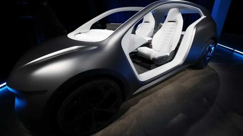 Tesla'nın rakibi Lucid, iki koltuklu robotaksiyi tanıttı