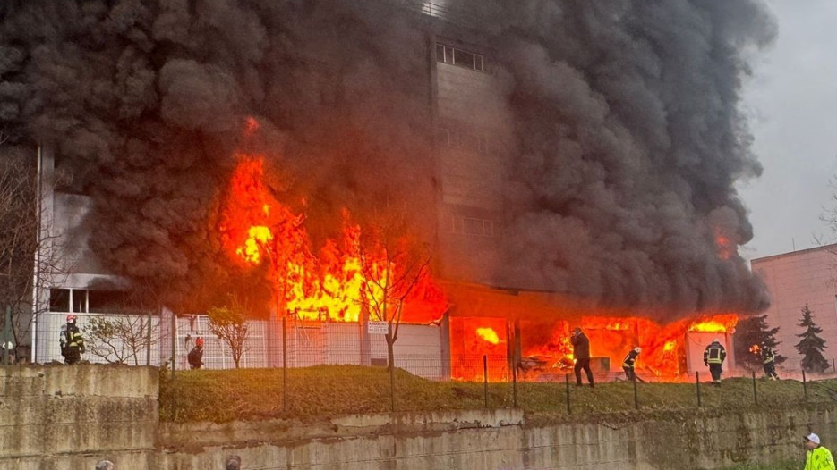 Trabzon'da fındık fabrikasının deposunda yangın çıktı